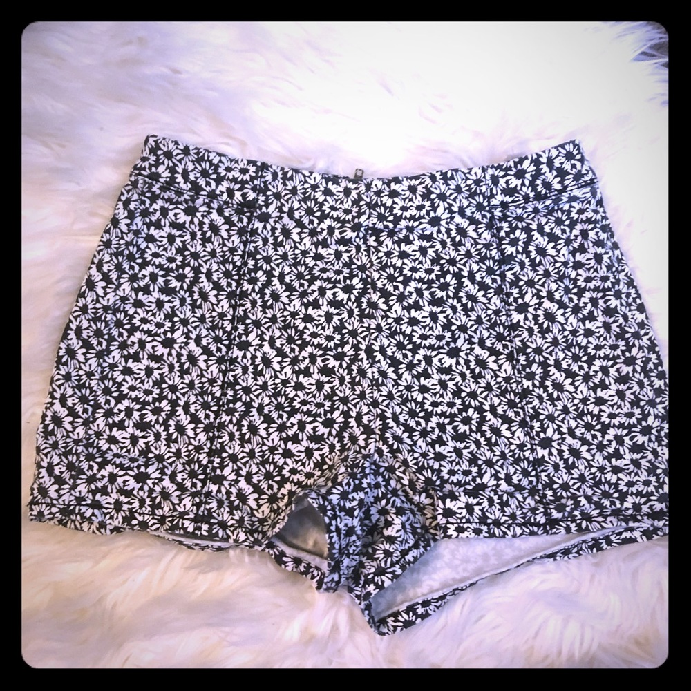 Bullhead black and white hot shorts